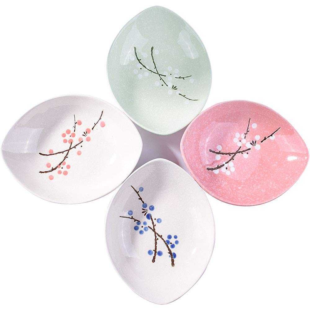 Set of 4 Japanese porcelain and ceramic dinner plates.