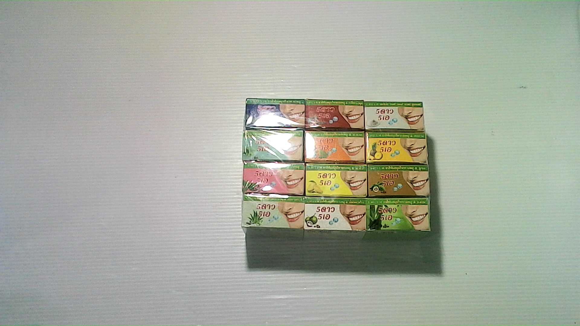 Herbal Toothpaste with Mixed Fruit Flavors, 12 Pieces per Pack.